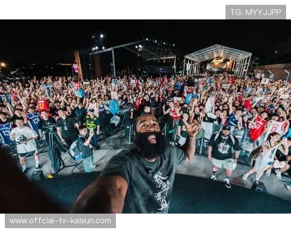 球迷支持：夜晚球场助威声震天！，晚上球场打球的真实图片